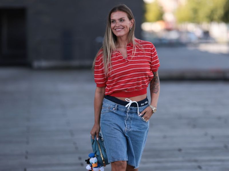Streetstyle von Janka Polliani in rot-weiß gestreiftem Poloshirt und blauen Shorts aus Jeans