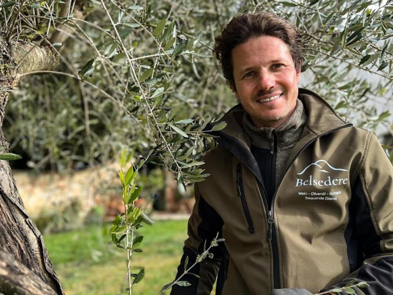 Martin bei Bauer sucht Frau International steht unter einem Olivenbaum.