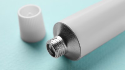 Cremetube mit ge&ouml;ffnetem Deckel