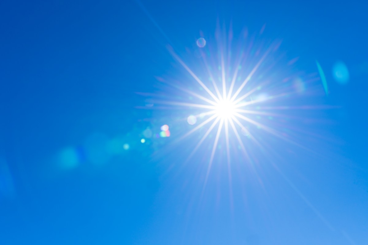 Sonne scheint und blauer Himmel