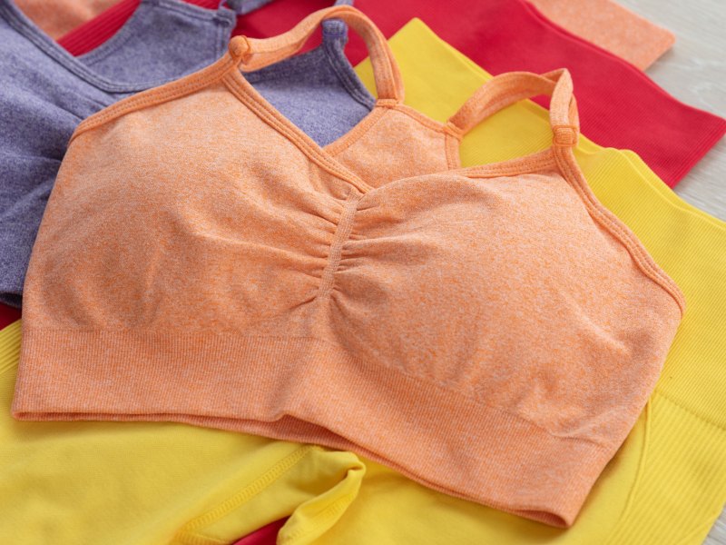 Auswahl an bunten BHs und Bralettes