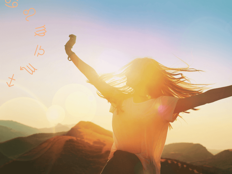 Frau im Sonnenschein mit ausgestreckten Armen