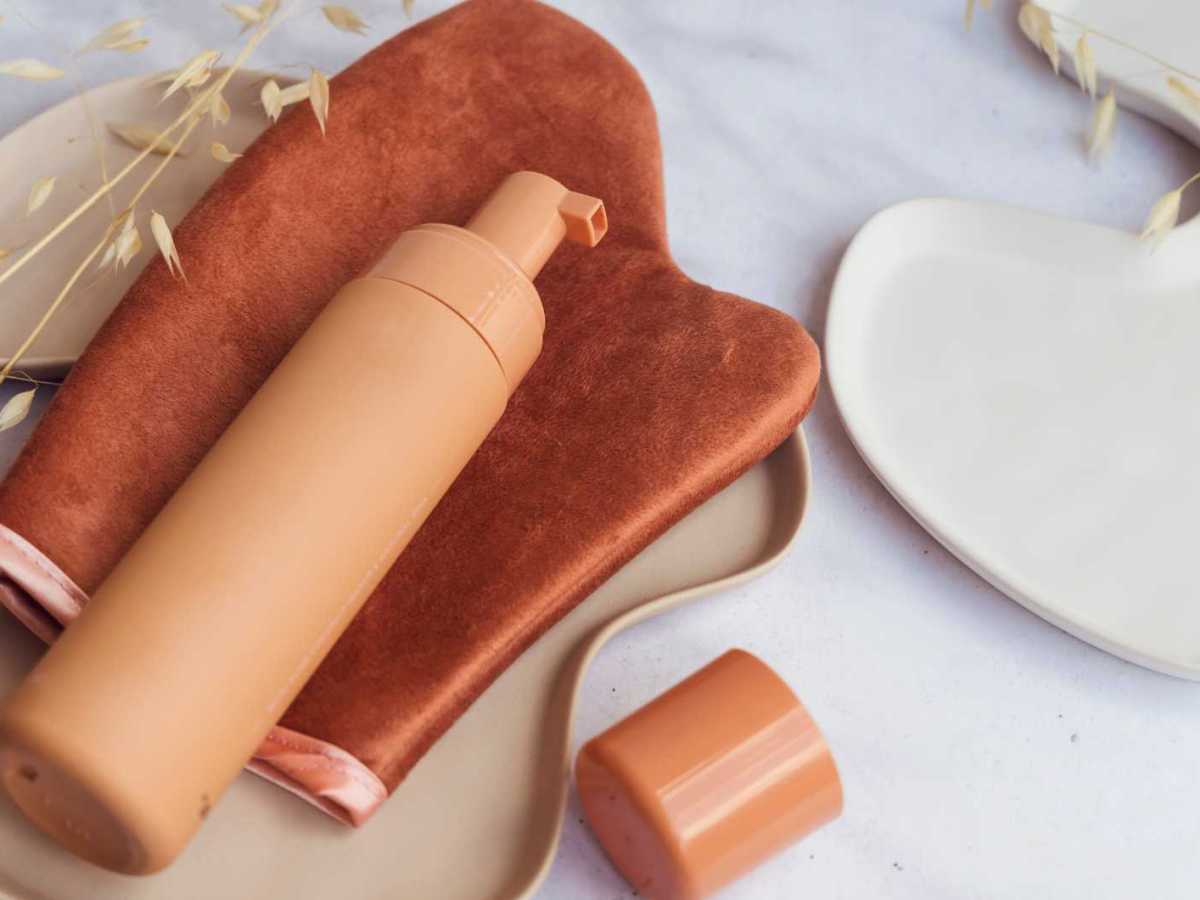Selbstbr&auml;unerflache liegt auf einem Handschuh