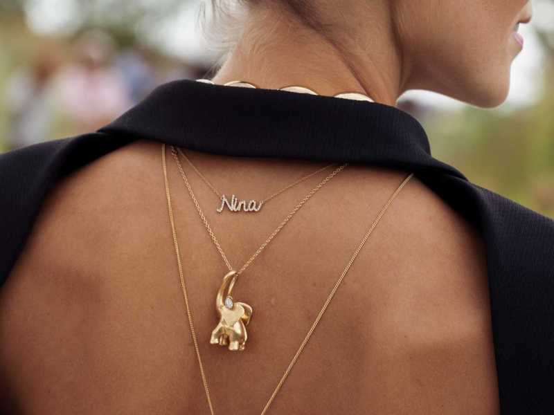 Gebräunter Rücken, auf dem Ketten platziert sind