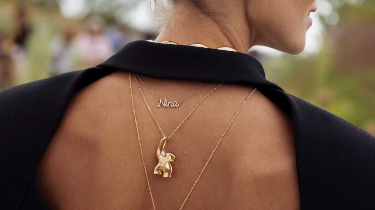 Gebräunter Rücken, auf dem Ketten platziert sind