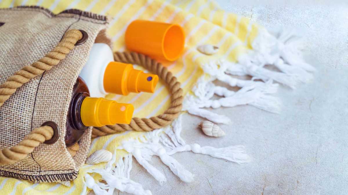 Sonnencreme und Bräunungsbechleuniger in einer Strandtasche