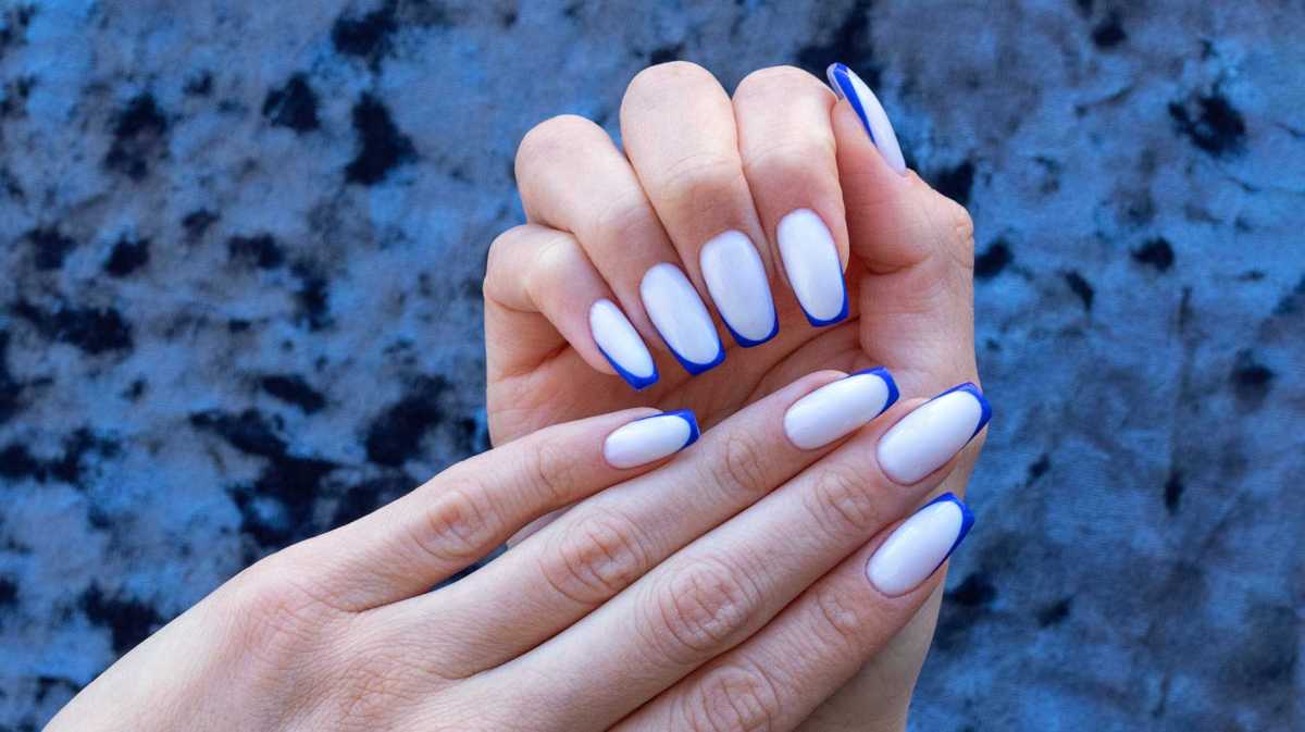 Blaue French Nails