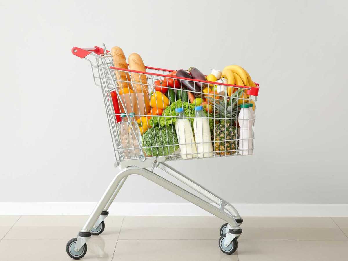 Einkaufswagen voll mit Lebensmitteln