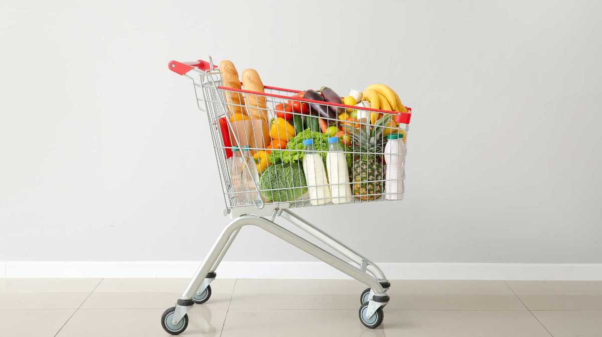 Einkaufswagen voll mit Lebensmitteln