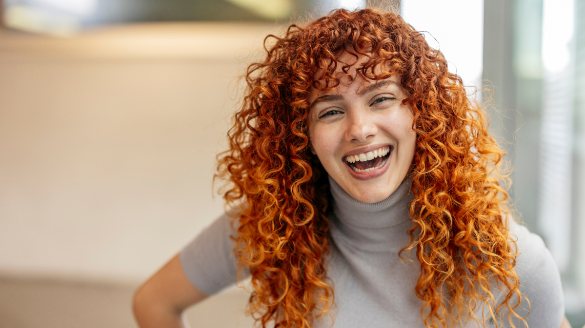 Frau mit lockigen, roten Haaren