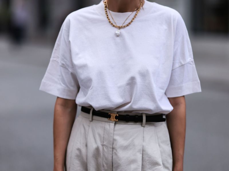Streetstyle von Elise Seitz in weißem T-Shirt und beiger Anzughose mit schwarzem Gürtel