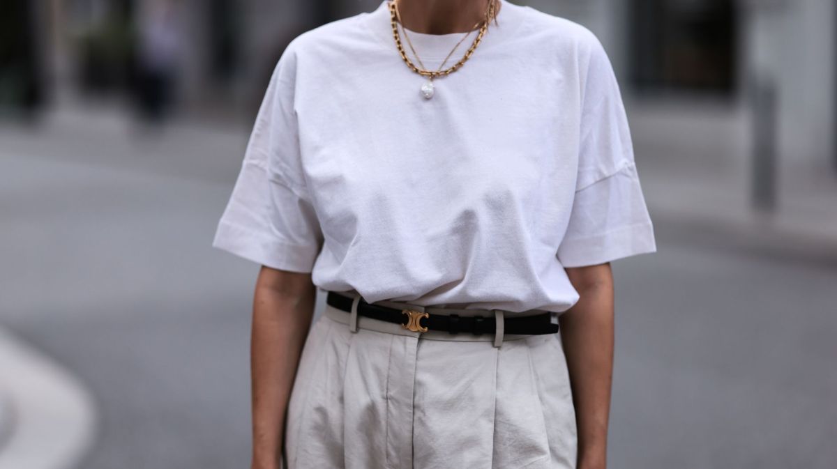 Streetstyle von Elise Seitz in weißem T-Shirt und beiger Anzughose mit schwarzem Gürtel