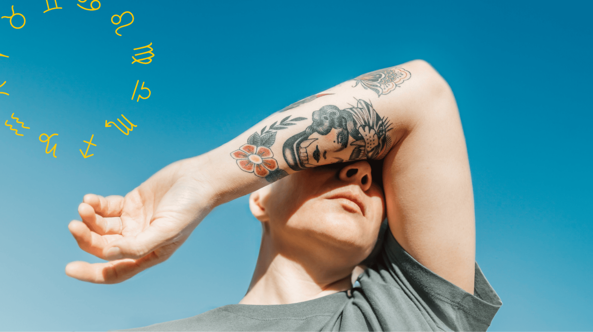 Frau verdeckt mit tätowiertem Arm ihr Gesicht