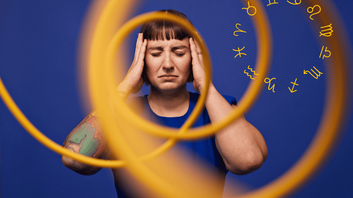 Frau vor blauem Hintergrund hinter gelber Spirale hält sich mit geschlossenen Augen den Kopf