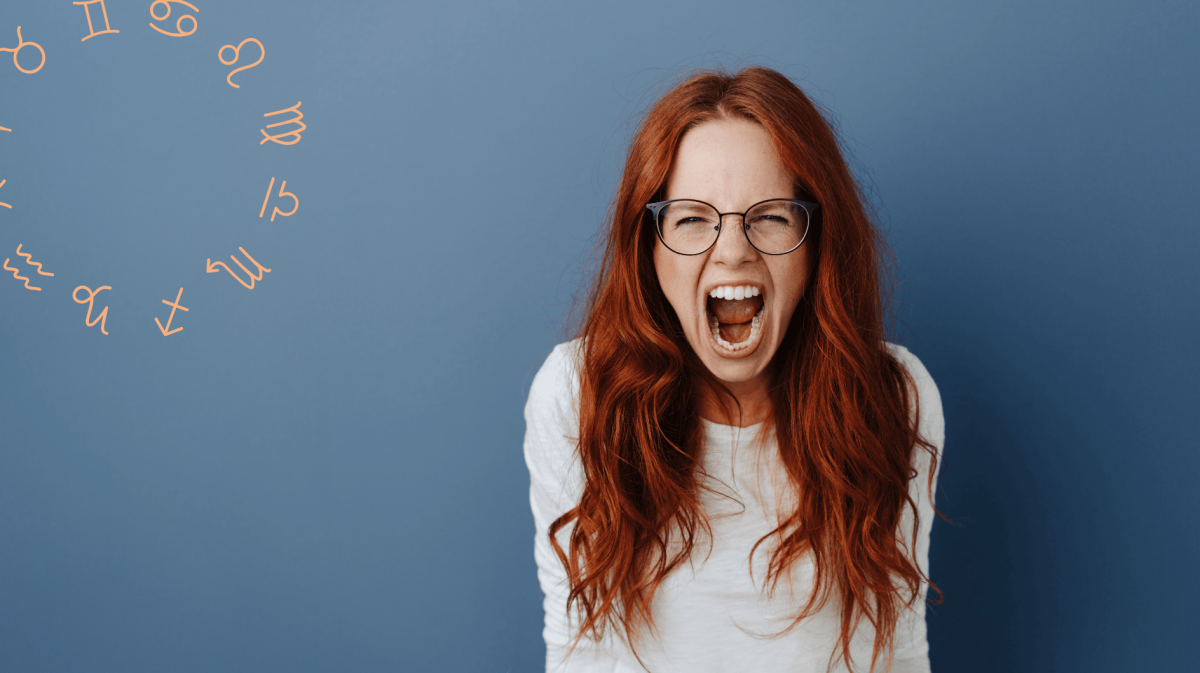 Frau mit roten Haaren und Brille „schreit“ wütend in die Kamera