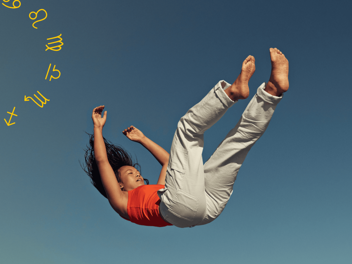 Frau mit rotem Shirt f&auml;llt 