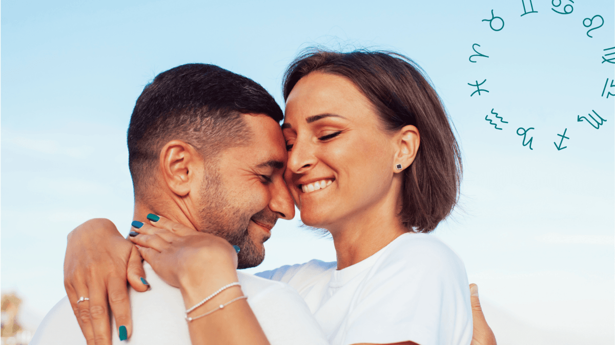 Frau und Mann umarmen sich innig mit geschlossenen Augen unter blauem Himmel.