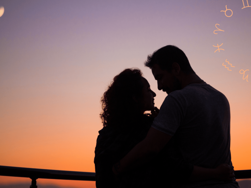 Frau und Mann bie Sonnenuntergang schauen sich innig in die Augen