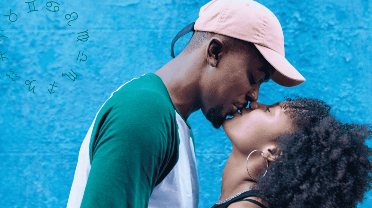 Frau und Mann küssen sich vor blauer Wand