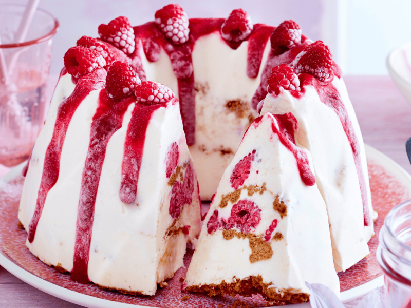 Eiscreme-Gugelhupf mit Himbeersoße.