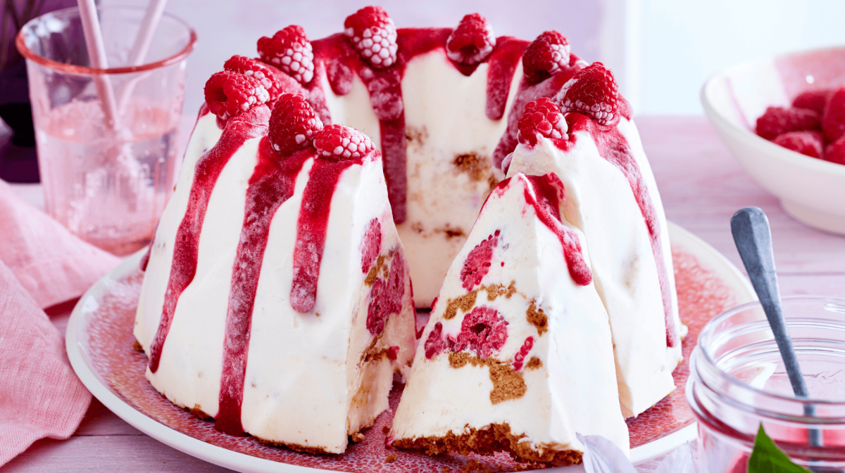 Eiscreme-Gugelhupf mit Himbeersoße.