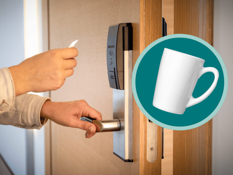 Person öffnet Hotelzimmer.