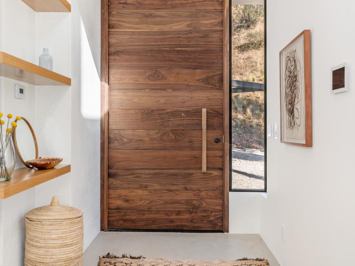 Stylischer Flur mit wertiger Holzt&uuml;r und edlem Regal.