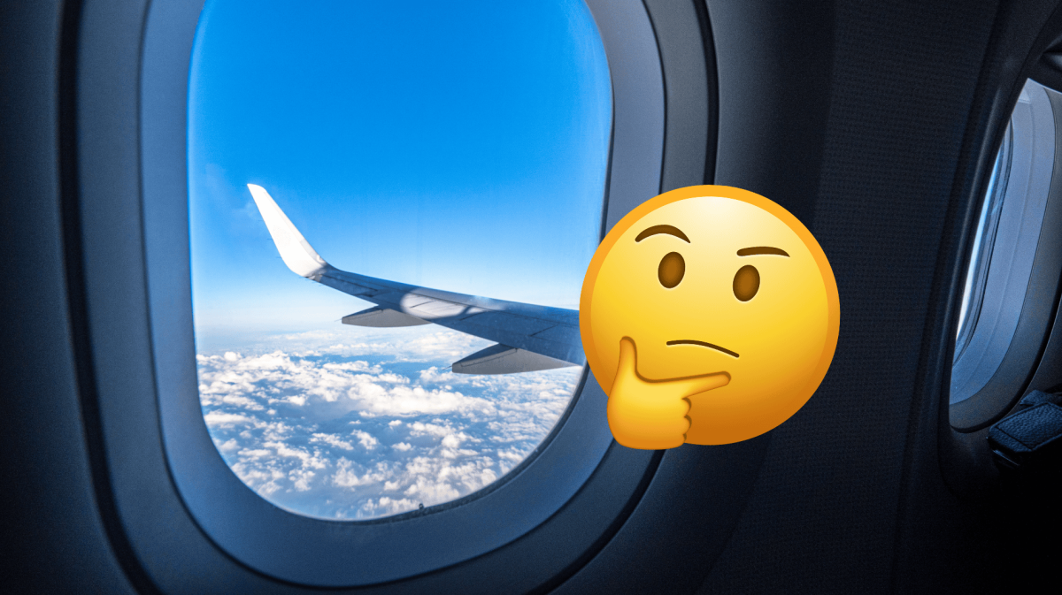 Flugzeugfenster und nachdenkliches Emoji.