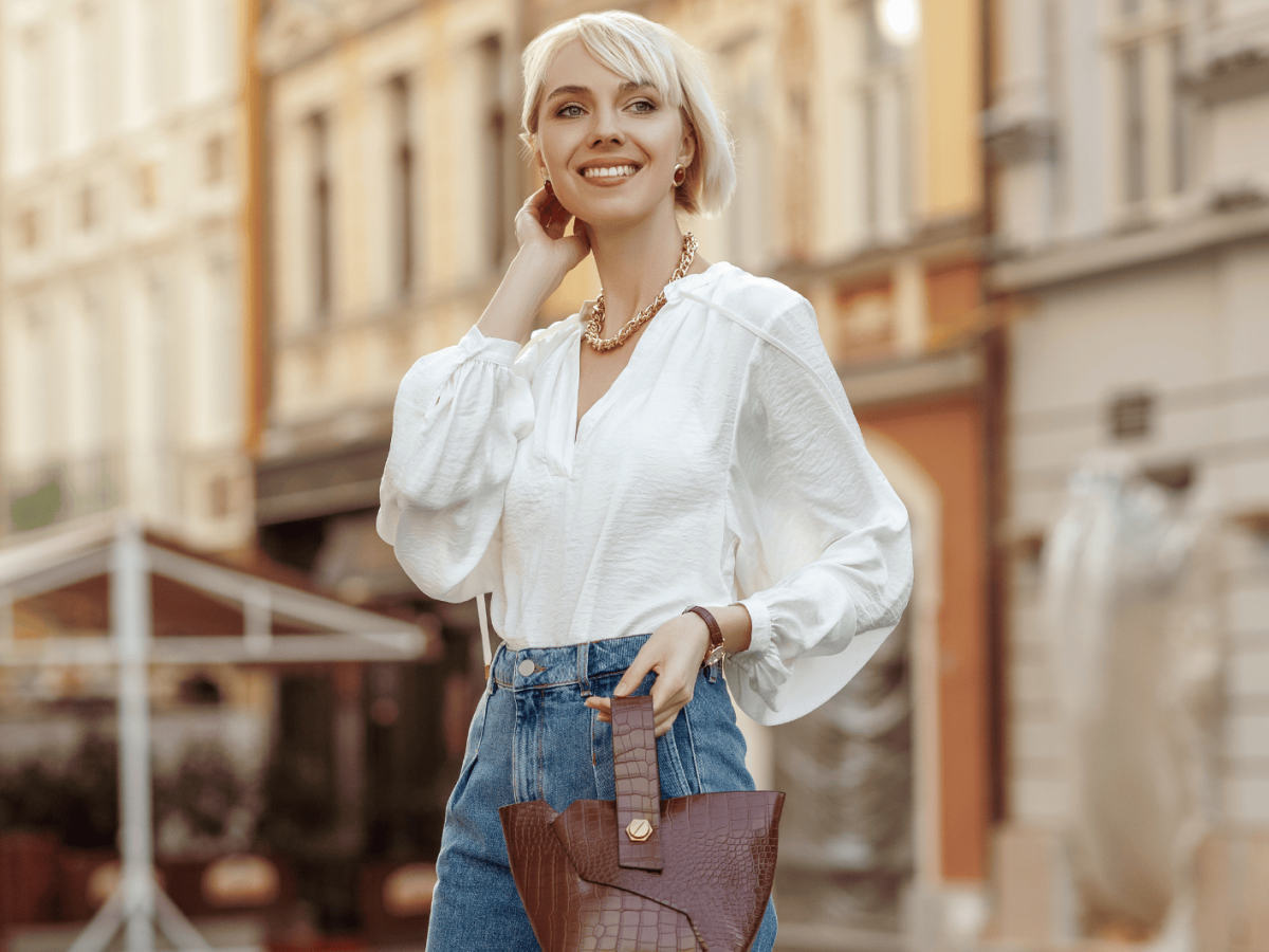 Street Style Foto von Frau in wei&szlig;er Bluse/Oberteil.