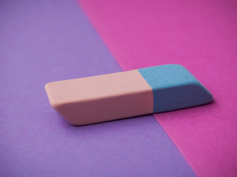 Radiergummi mit roter und blauer Seite auf lila Hintergrund