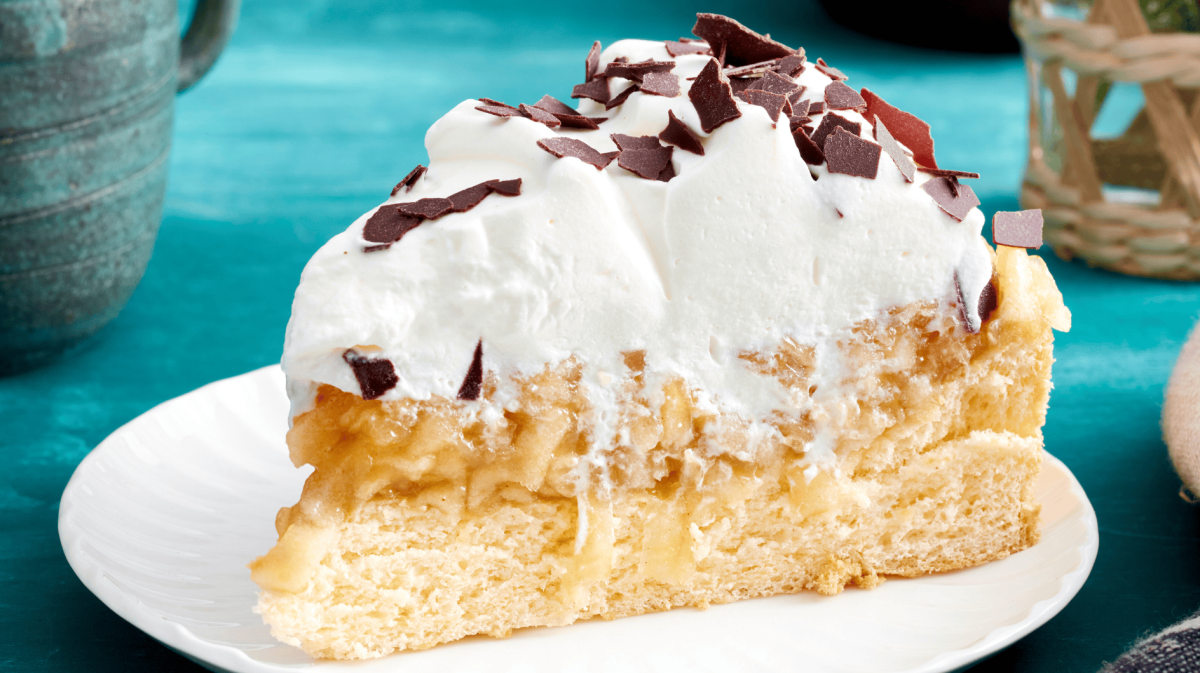 Nahaufnahme eines Stücks Apfeltorte.