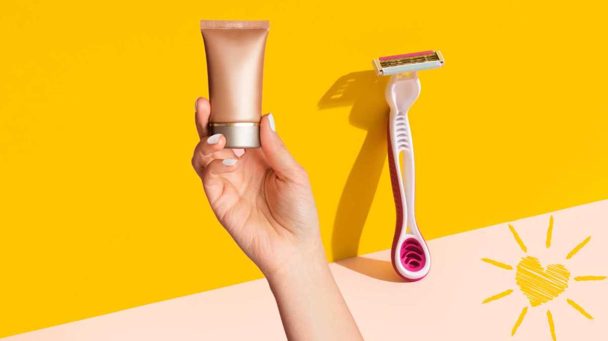 Frau hält Selbstbräuner in der Hand, daneben steht ein Rasierer.