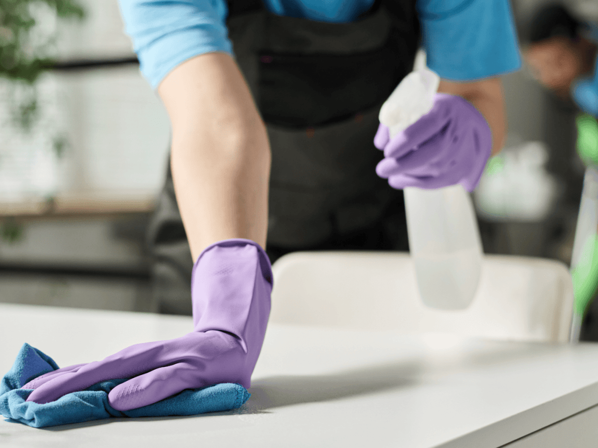 Frau wischt über Oberfläche.