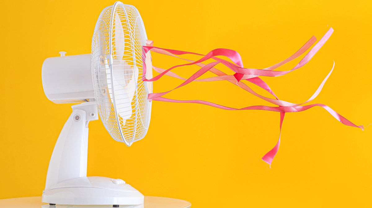 Weißer Ventilator vor gelbem Hintergrund