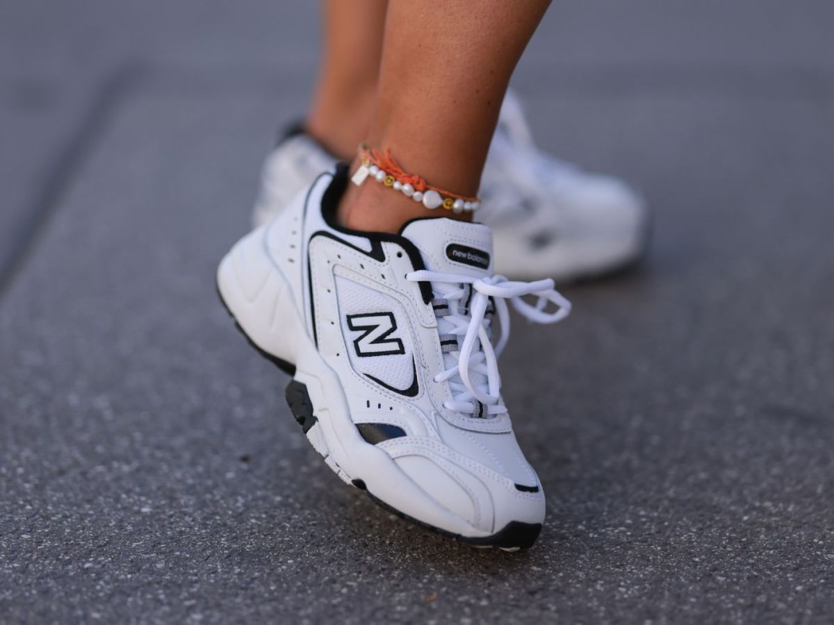 Streetstyle von Karin Teigl in weißen Sneakern von New Balance
