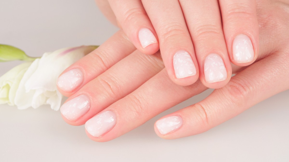 Gepflegte Fingernägel, die soft glänzen.