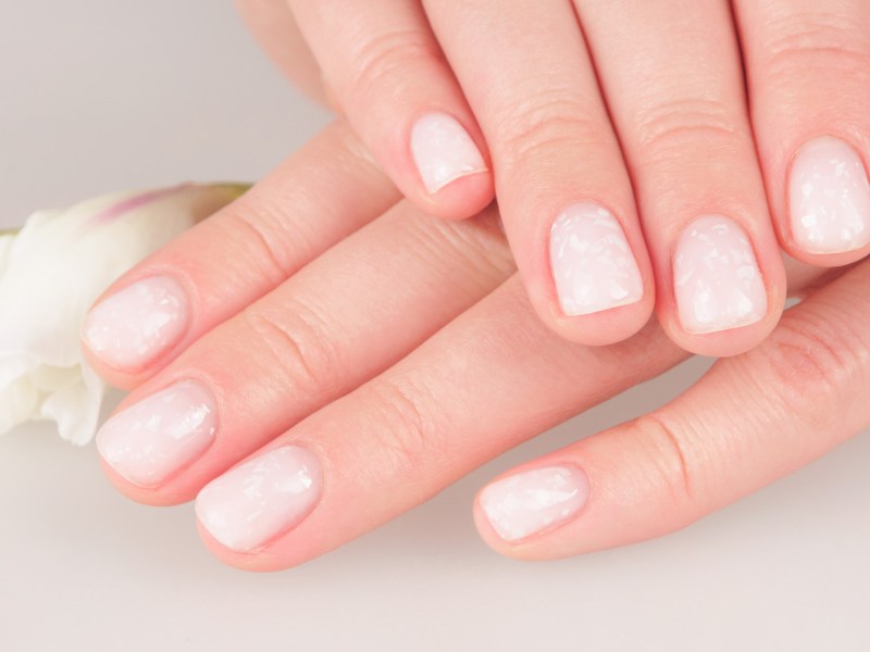 Gepflegte Fingernägel, die soft glänzen.