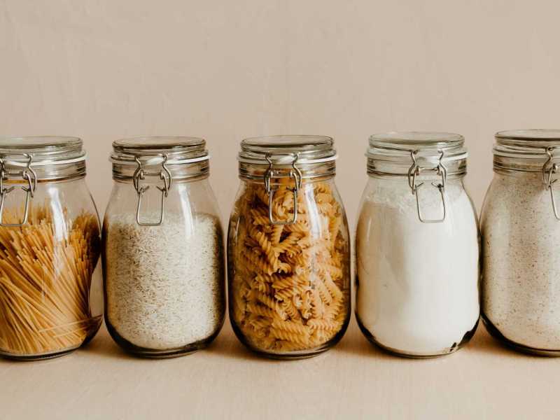 Glasvorratsdosen mit Lebensmitteln