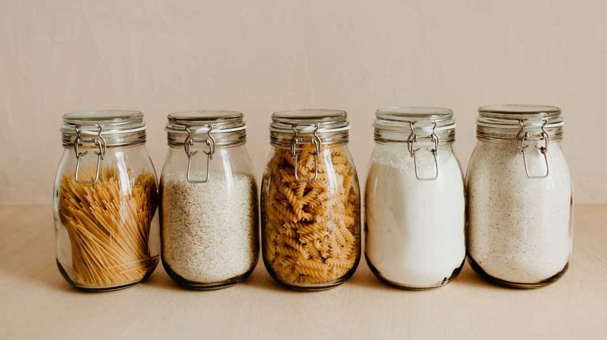 Glasvorratsdosen mit Lebensmitteln