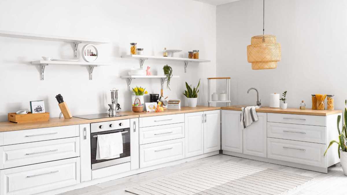 Küche, in der verschiedene Utensilien auf der Arbeitsfläche stehen