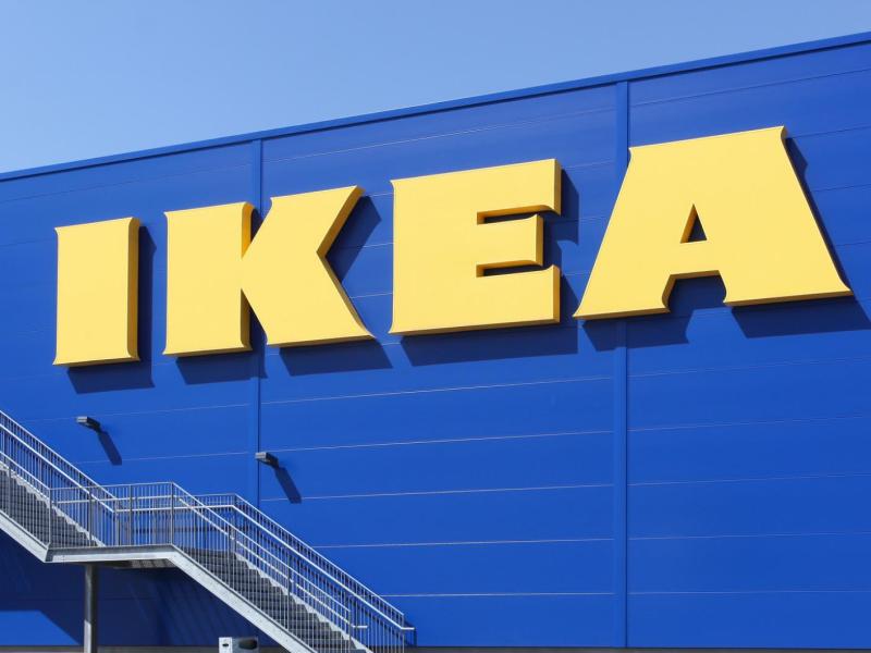 IKEA Schild an einer Filiale.