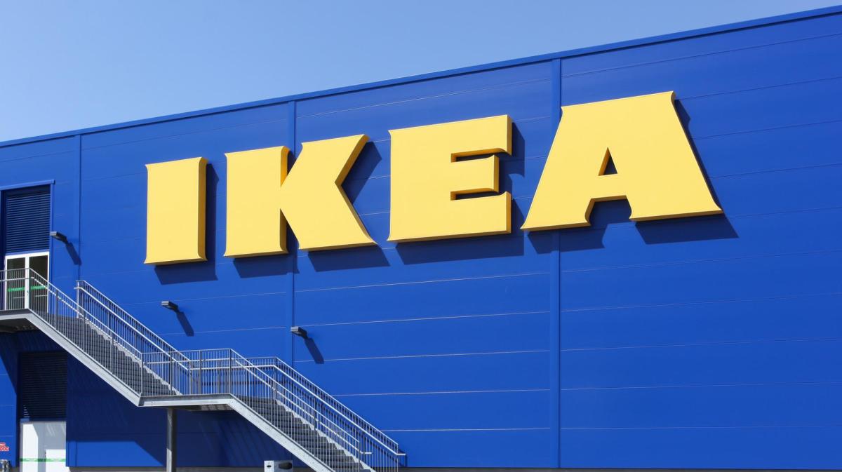 IKEA Schild an einer Filiale.