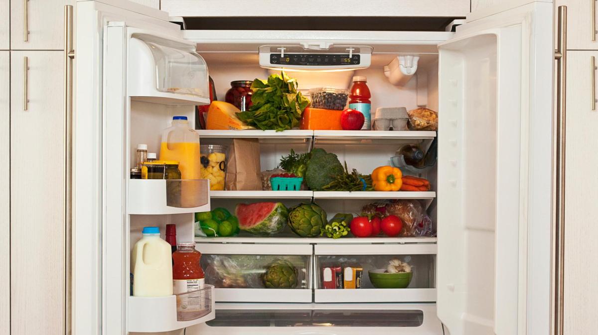 Lebensmittel stehen im Kühlschrank.