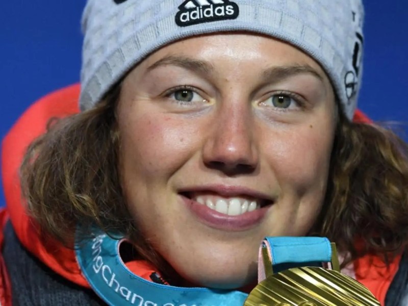Nahaufnahme von Laura Dahlmeier mit Goldmedaille.