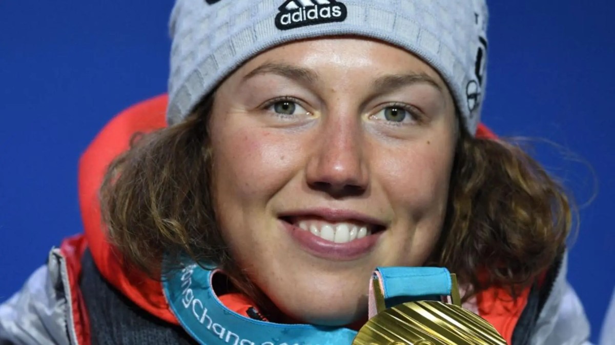 Nahaufnahme von Laura Dahlmeier mit Goldmedaille.