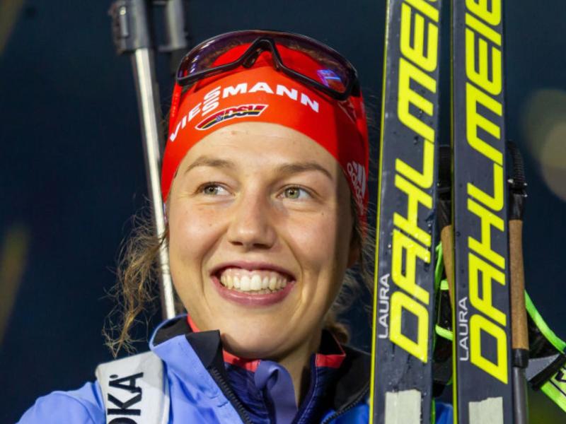 Laura Dahlmeier lächelt bei Biathlon.