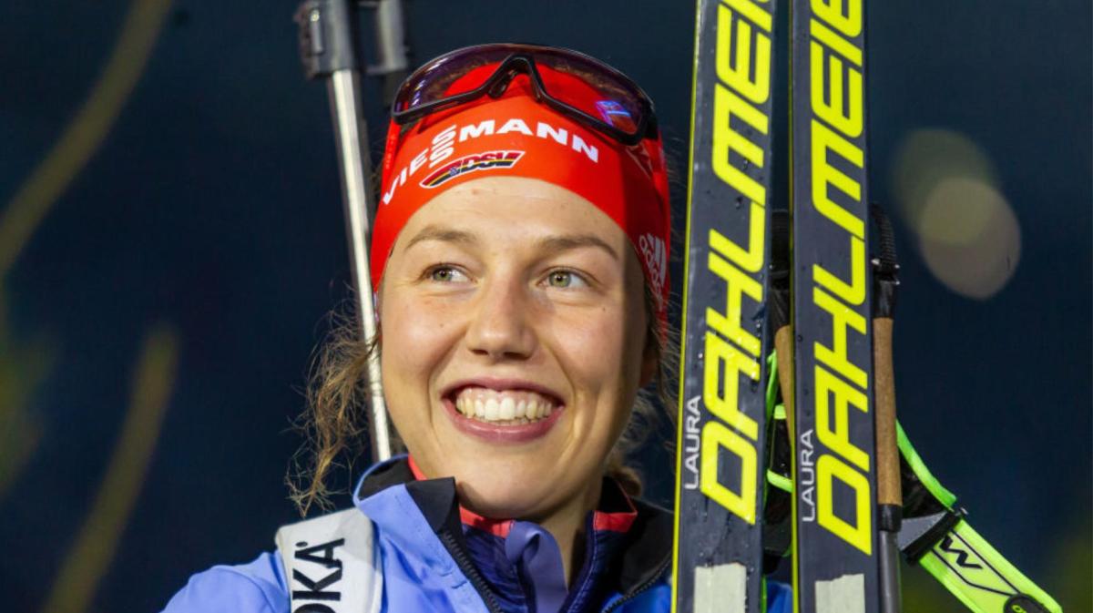 Laura Dahlmeier lächelt bei Biathlon.