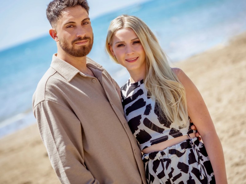 Loredana Wollny und ihr Partner Servet am Strand.