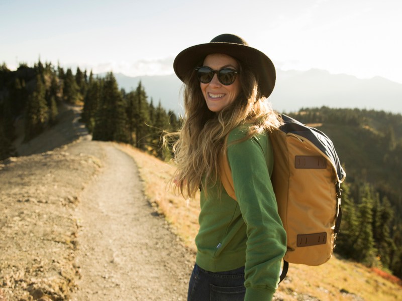 Frau wandert in den Bergen.