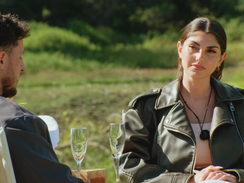 Yeliz Koc und Jannik Kontalis sitzen sich gegenüber bei Prominent getrennt